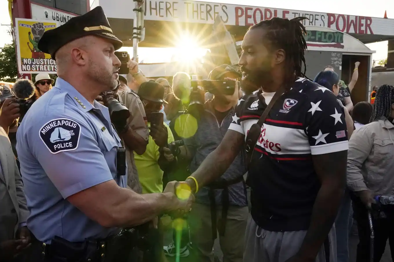 Policing group says officers must change how and when they use physical force on US streets thumbnail image