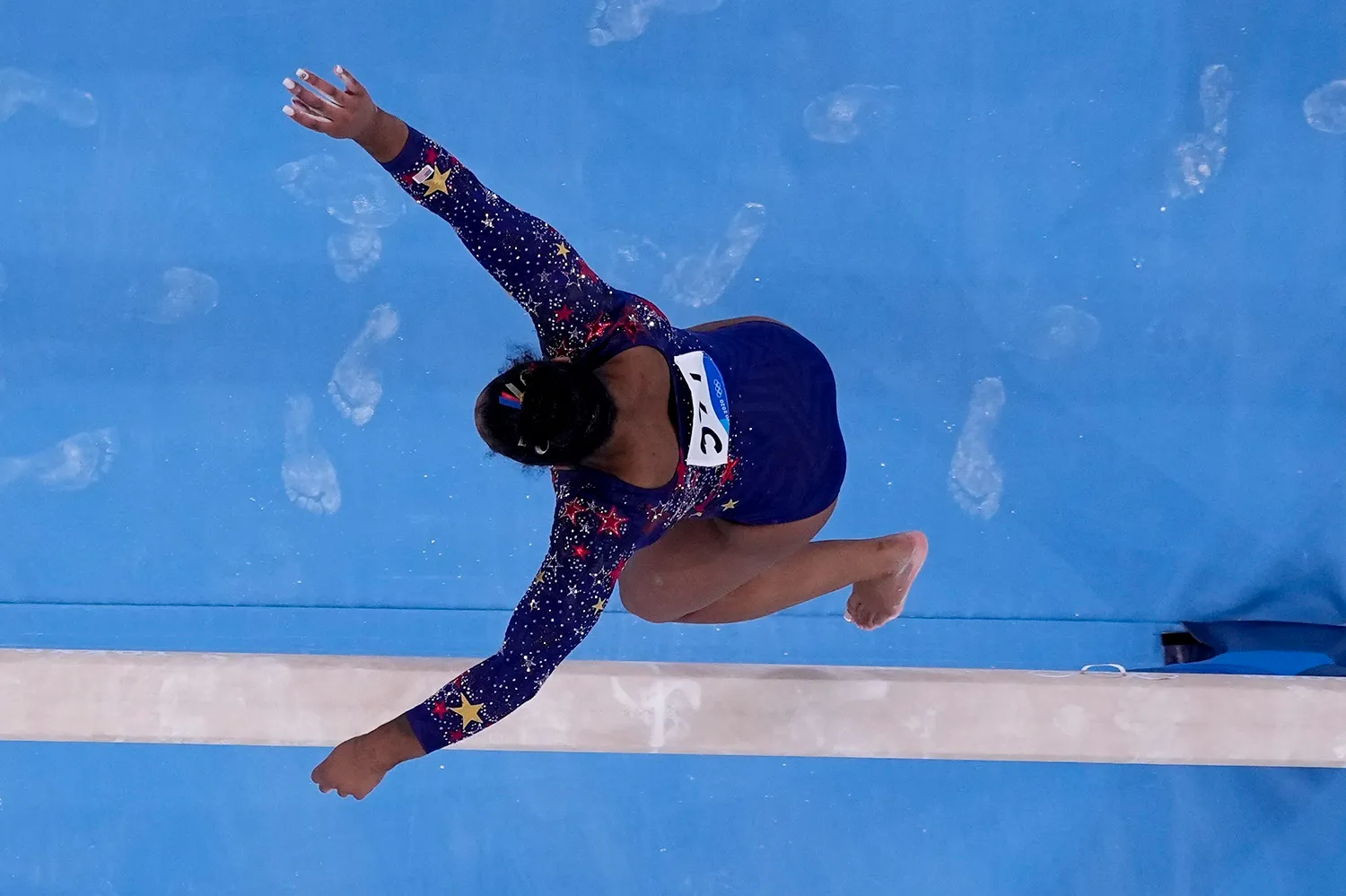 Gymnast Jordan Chiles falling off the beam.