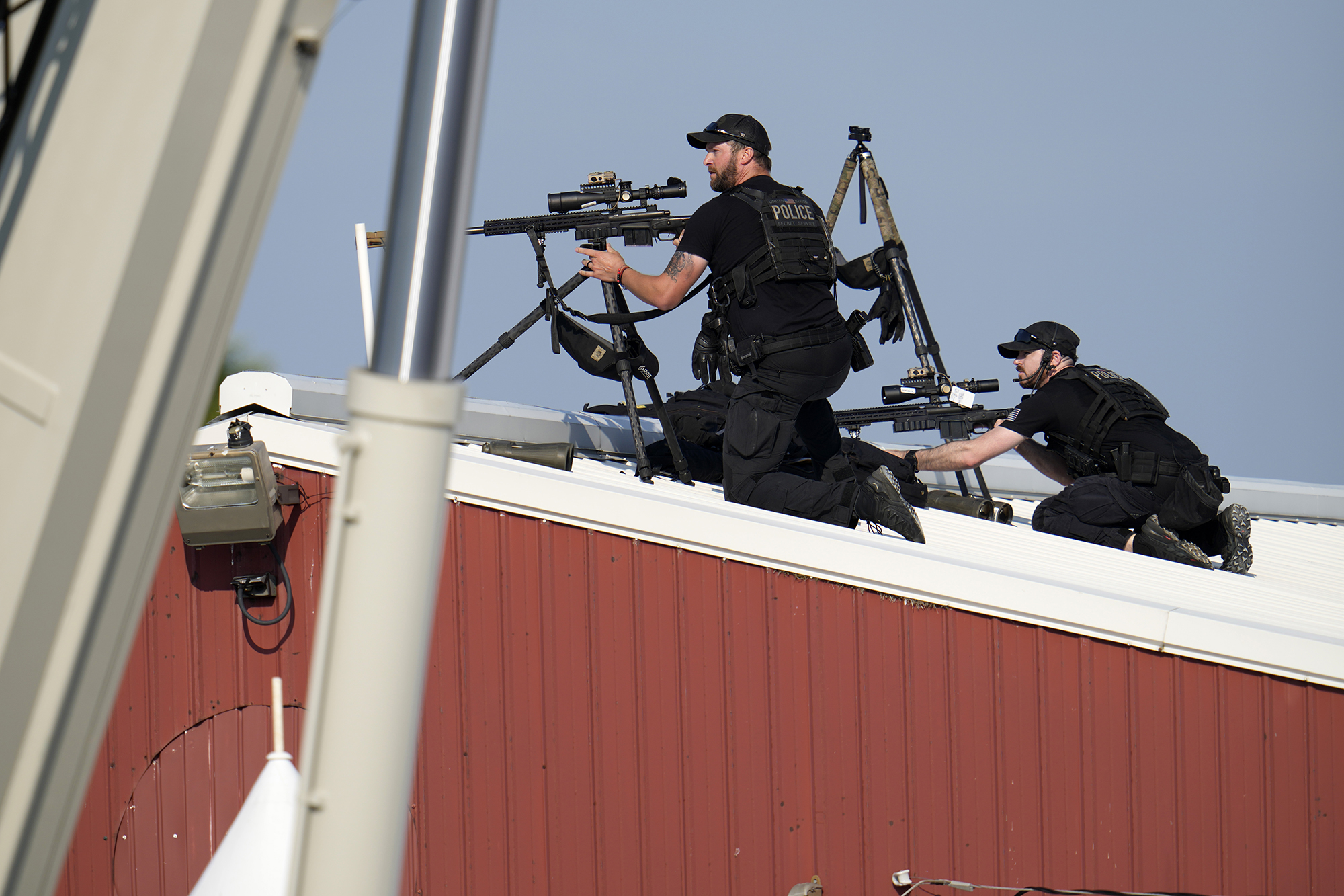 2 snipers on a roof
