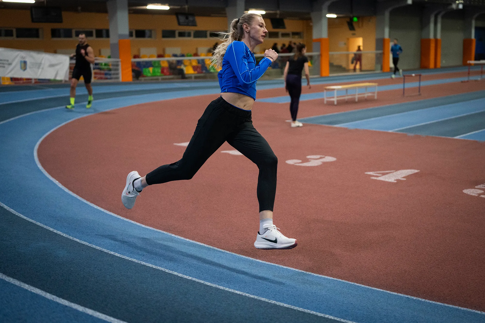 Anna Ryzhykova running on a track